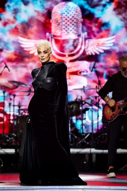Monica Anghel, o regina dark pentru Cera Mihăilescu în show-ul „Rock & Fashion” al lui Alin Gălățescu. FOTO: Remus Nicolaescu