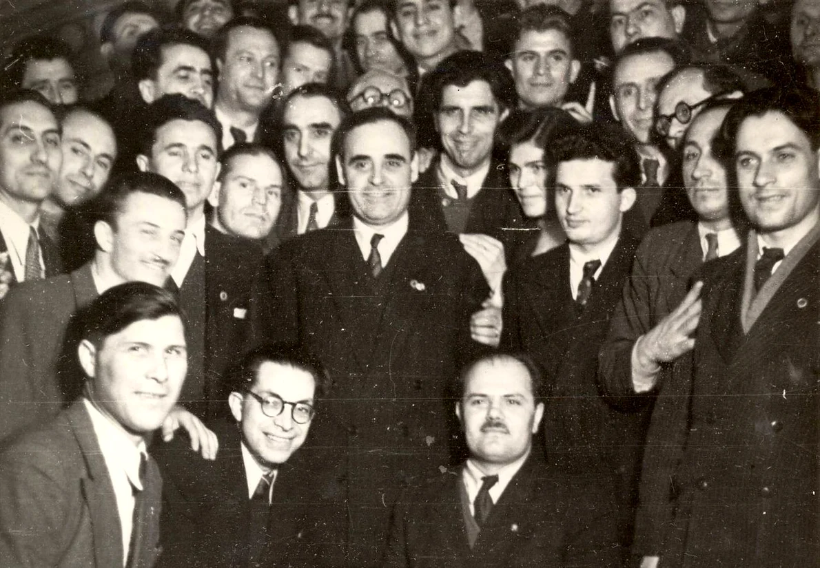 Nicolae Ceaușescu, alături de Gheorghe Gheorghiu Dej, în mijlocul unui grup de participanţi la Congresul al VI-lea al PCR, în februarie 1948 (© „Fototeca online a comunismului românesc”, cota: 1/1948)
