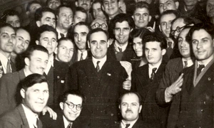 Nicolae Ceaușescu, alături de Gheorghe Gheorghiu Dej, în mijlocul unui grup de participanţi la Congresul al VI-lea al PCR, în februarie 1948 (© „Fototeca online a comunismului românesc”, cota: 1/1948)
