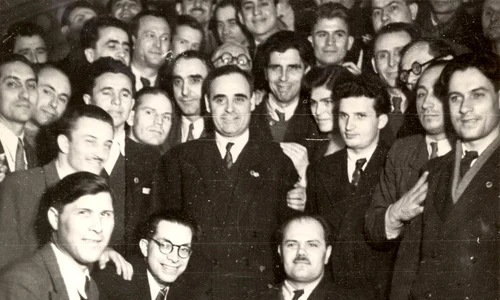 Nicolae Ceaușescu, alături de Gheorghe Gheorghiu Dej, în mijlocul unui grup de participanţi la Congresul al VI-lea al PCR, în februarie 1948 (© „Fototeca online a comunismului românesc”, cota: 1/1948)