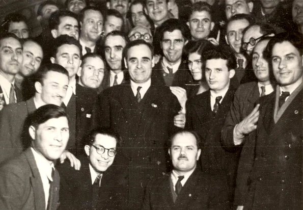 Nicolae Ceaușescu, alături de Gheorghe Gheorghiu Dej, în mijlocul unui grup de participanţi la Congresul al VI-lea al PCR, în februarie 1948 (© „Fototeca online a comunismului românesc”, cota: 1/1948)