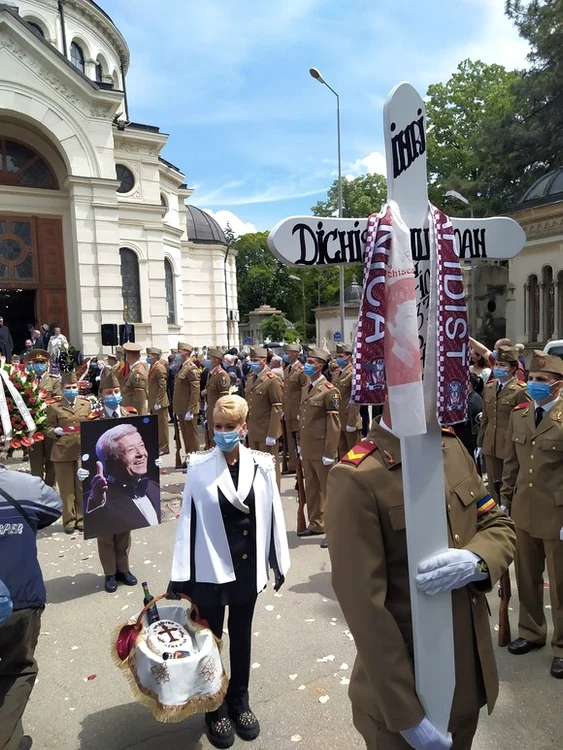 
    Gabriela Lucuțar, prezentă în fiecare moment-cheie al ceremonieifoto: BLITZ / CLICK!  