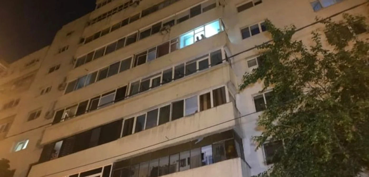 Vecinii au chemat poliţia când au simţit un miros înţepător care venea dinspre apartamentul sinucigaşei