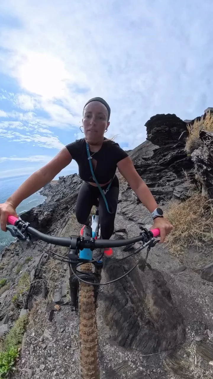 Cutremurător: momentul în care o influenceriță alunecă într-o prăpastie cu bicicleta. Reacția incredibilă a câinelui ei a emoționat internetul