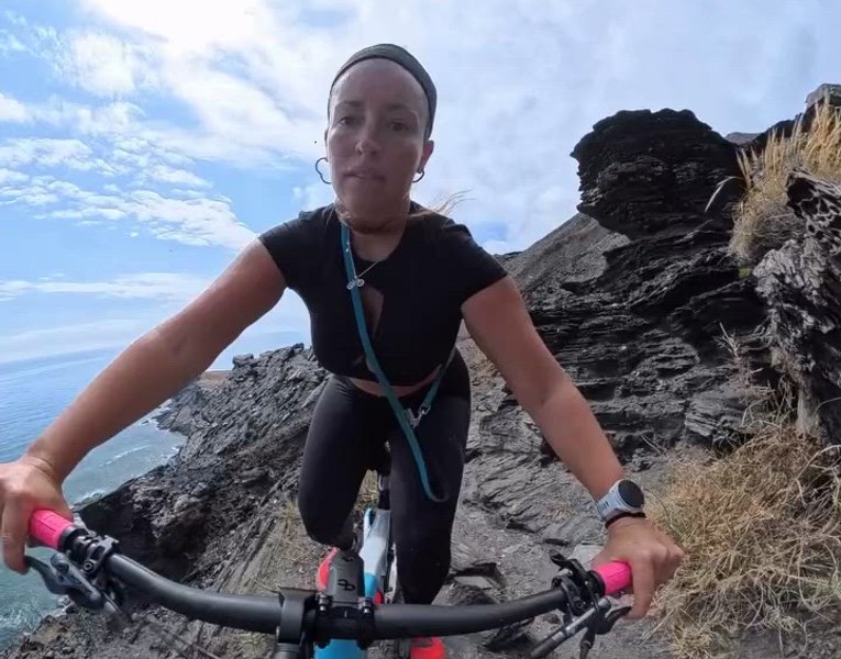 Cutremurător: momentul în care o influenceriță alunecă într-o prăpastie cu bicicleta. Reacția incredibilă a câinelui ei a emoționat internetul