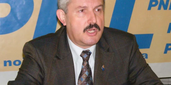 Noul primar al Ramnicului, Emilian Francu, l-a felicitat pe fostul edil, Romeo Rădulescu, pentru realizări
