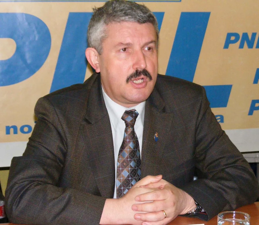 Noul primar al Ramnicului, Emilian Francu, l-a felicitat pe fostul edil, Romeo Rădulescu, pentru realizări