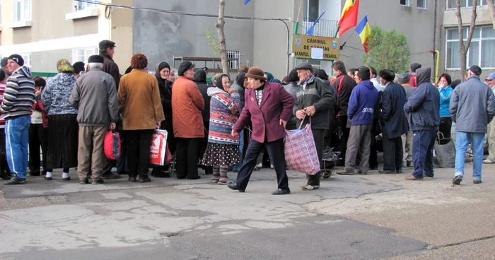 Şi anul trecut, călărăşenii s-au înghesuit pentru a primi alimente