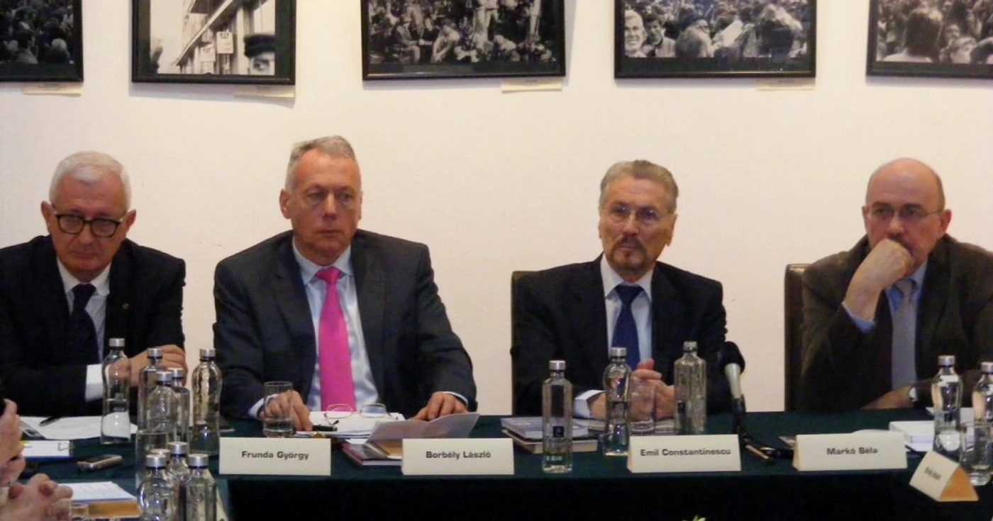 Fostul preşedinte Emil Constantinescu a vorbit la Târgu Mureş despre reconcilierea culturală româno-ungară FOTO: Ana Gajdo