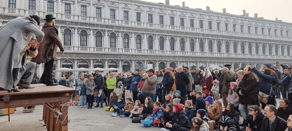 Actori de la teatrul din Târgu Jiu, la Carnavalul de la Veneția: și-au luat concediu pentru a prezenta un spectacol