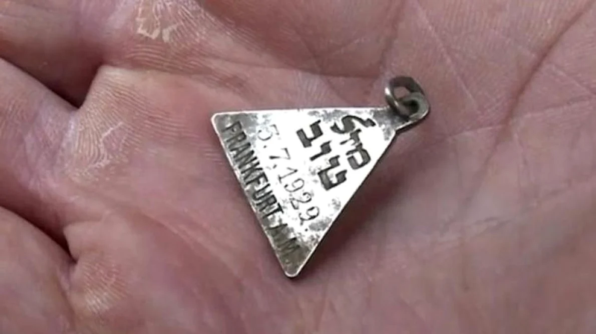 Medalion asemănător cu al Annei Frank descoperit într un fost lagăr nazist jpeg