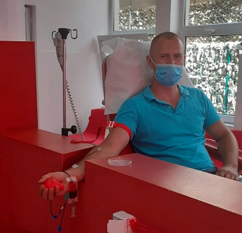 Alin Măruţă oferă fiecărui donator câte zece kilograme de cireşe FOTO: facebook.com/Alin.Maruta.Sax