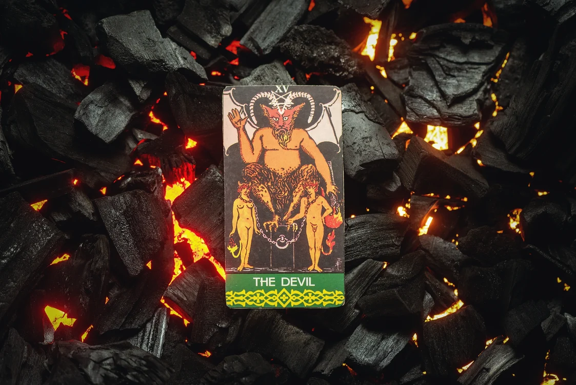 Carte de tarot cu Satana, peste cărbuni încinși 