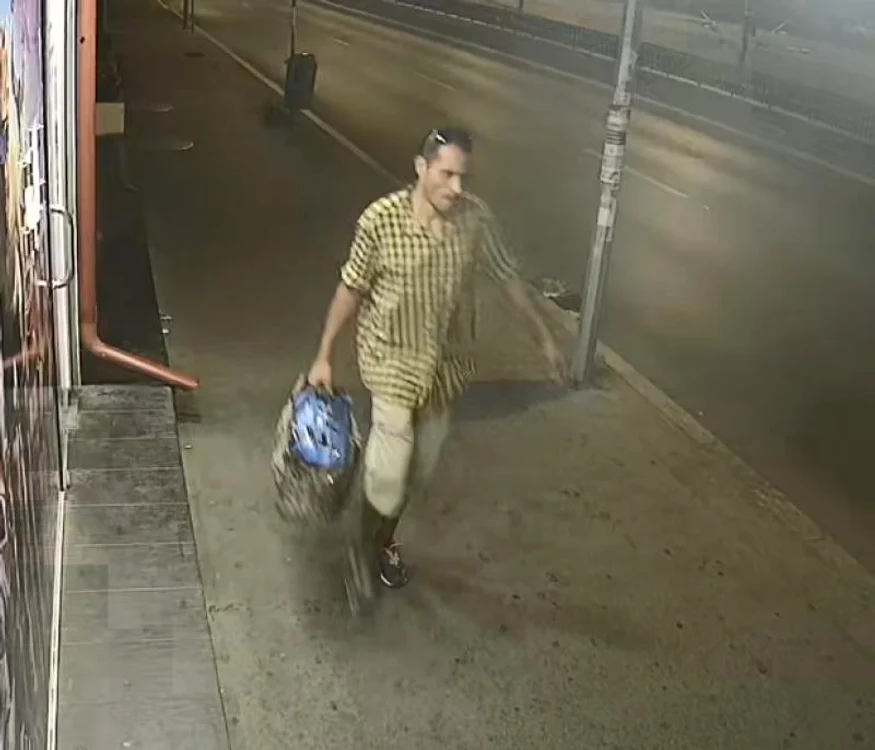 
    Bărbatul este suspectat că a agresatsexual o femeie la stația de metrou Lujeruluifoto: Poliția București  