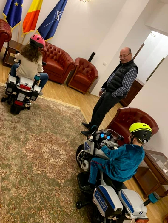 Traian Jr. a fost foarte încântat de cadourile primite de la bunici