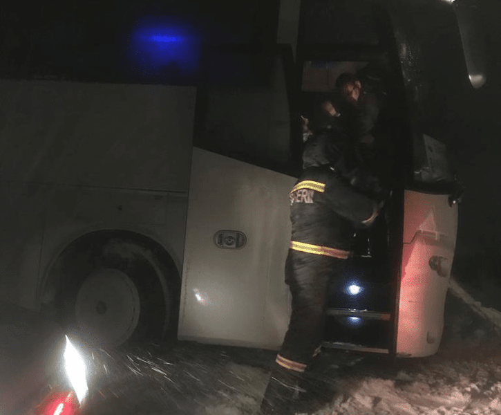 Autocar cu 30 de ucraineni la bord, ieșit în decor pe un drum viscolit din Tulcea VIDEO