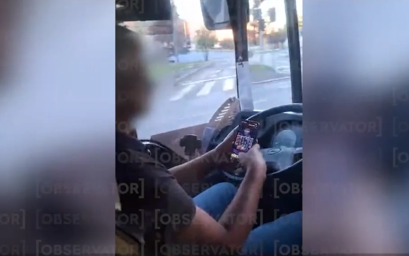 Șofer STB, prins jucând „păcănele” pe telefon în timpul cursei: „Am mers cinci stații și el încontinuu s-a jucat pe telefon”. Reacția societății