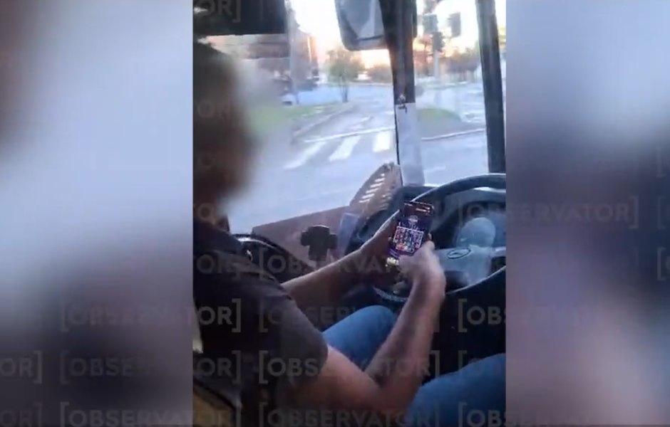 Șofer STB, prins jucând „păcănele” pe telefon în timpul cursei: „Am mers cinci stații și el încontinuu s-a jucat pe telefon”. Reacția societății