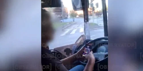 Șofer de autobuz, prins jucând la „păcănele” în timpul cursei foto captura foto observator news