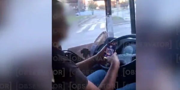 Șofer de autobuz, prins jucând la „păcănele” în timpul cursei foto captura foto observator news