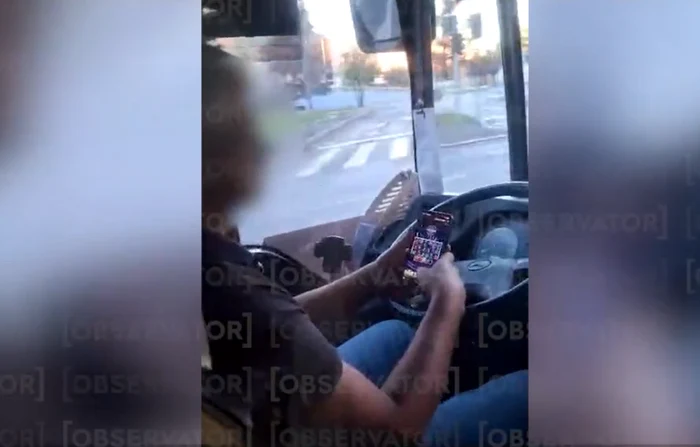 Șofer STB, prins jucând „păcănele” pe telefon în timpul cursei: „Am mers cinci stații și el încontinuu s-a jucat pe telefon”. Reacția societății