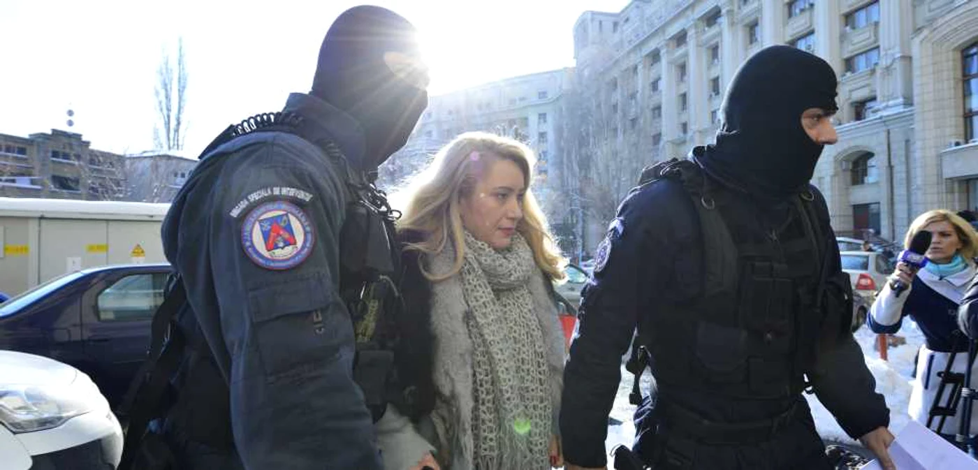 Mai mulţi directori de bănci şi de sucursale au fost aduşi la DIICOT pentru audieri în cele două dosare de fraude bancare cu prejudicii estimate la peste 100 de milioane de euro FOTO Mediafax