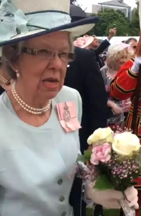 Doamna de onoare a Reginei a primit buchetul de la Majestatea sa și a certat-o pe Laura Ann pentru gestul ei