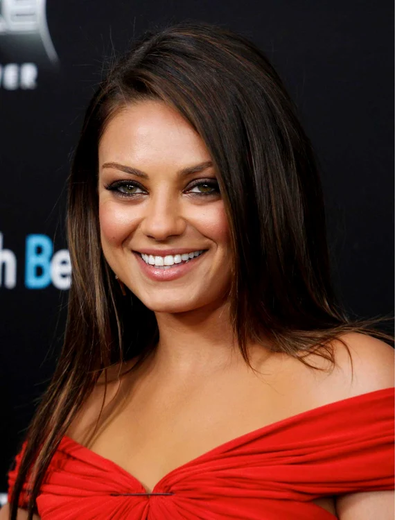 Mila Kunis va avea o fetiţă cu actorul Ashton Kutcher