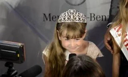 Fetiţa Monicăi Gabor, pe podiumul de modă jpeg