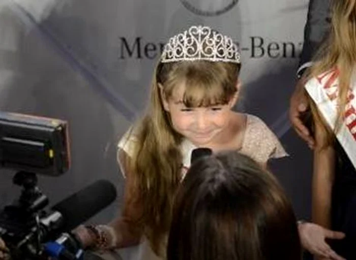 Fetiţa Monicăi Gabor, pe podiumul de modă