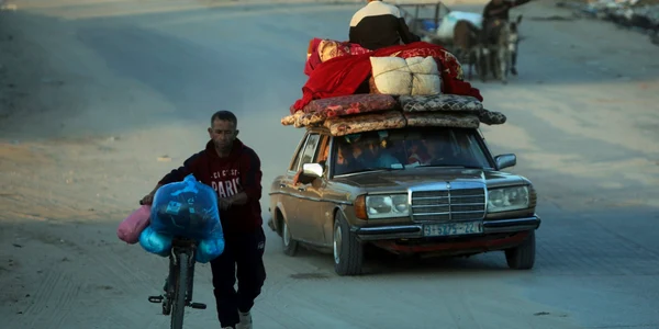 Palestinieni fugind din fasia gaza Khan Younis profimedia 0830636544 jpg