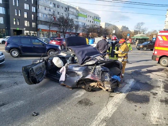 În urma accidentului atât conducătorul auto cât şi pasagerii, au fost răniţi Foto: Poliţia Capitalei