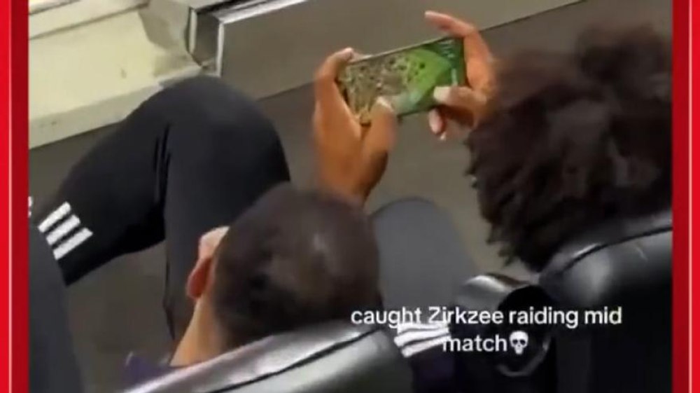 Câtă nesimțire! La un meci al echipei sale, olandezul Zirkzee se juca pe telefonul mobil