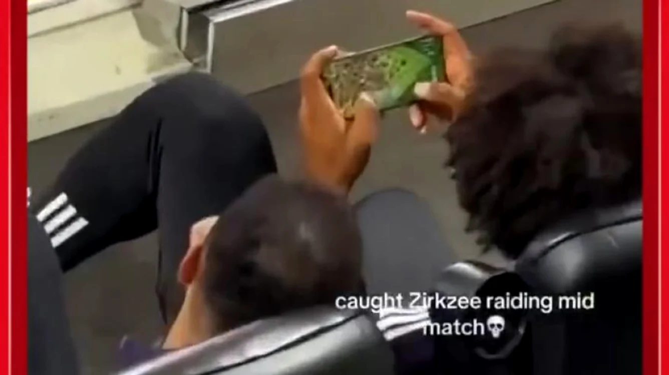 Zirkzee avea propriul „meci” pe ecranul telefonului