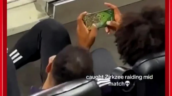 Zirkzee avea propriul „meci” pe ecranul telefonului