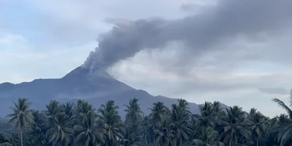 Eruptie Vulcanul Belusan FOTO Captura