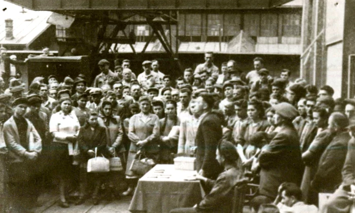 Aspect de la adunarea salariaţilor Uzinei de motoare din Reşiţa cu prilejul naţionalizării înteprinderii (© „Fototeca online a comunismului românesc”, cota: 174/1948)