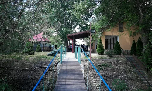La intrarea pe insulă au fost construite o casă de vacanță și un foișor jpeg