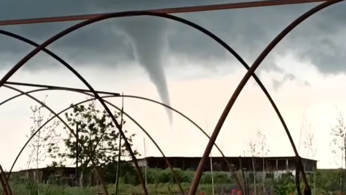 În Gorj a căzut grindină cât oul