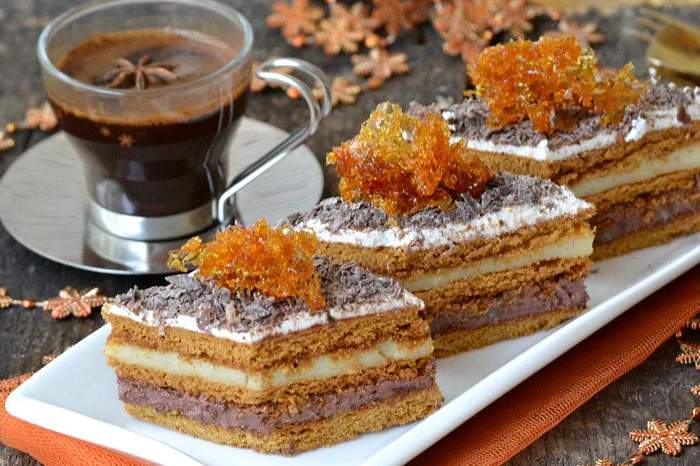 Prăjitură cu foi de zahăr ars