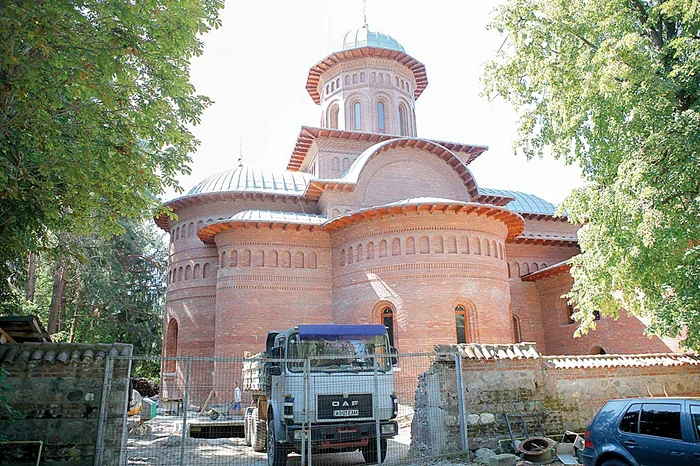 Catedrala din Curtea  de Argeș e pegătită  cu atenție pentru  înhumarea reginei