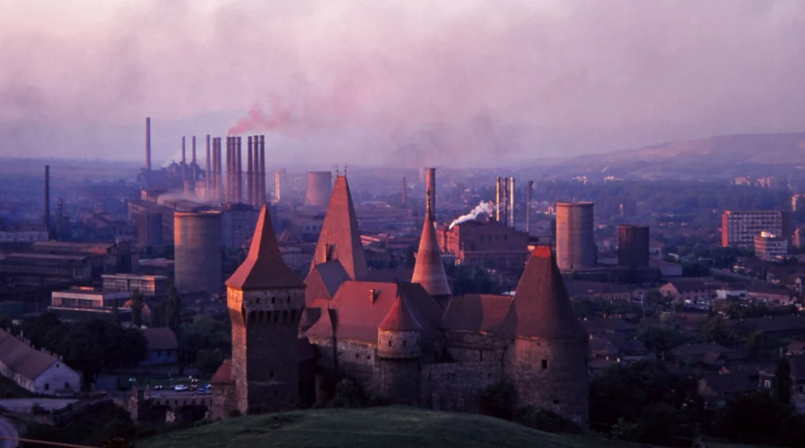Castelul corvinilor in anii 90 Foto peter de graaf