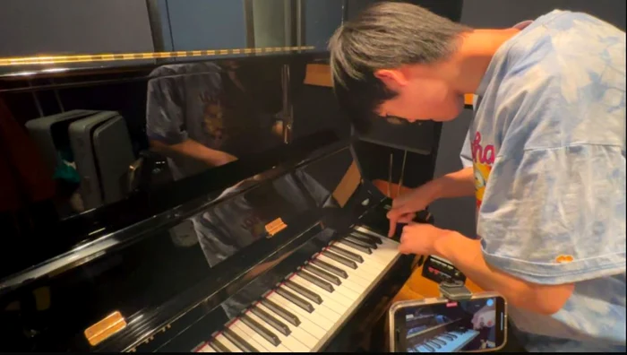 Keita Hattori cântând la pian