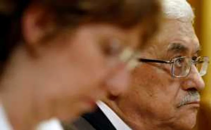 Înaltul reprezentant pentru politică externă al UE, Catherine Ashton, alături de preşedintele Autorităţii Palestiniene, Mahmoud Abbas, la o întâlnire a miniştrilor de externe ai Ligii Arabe. 