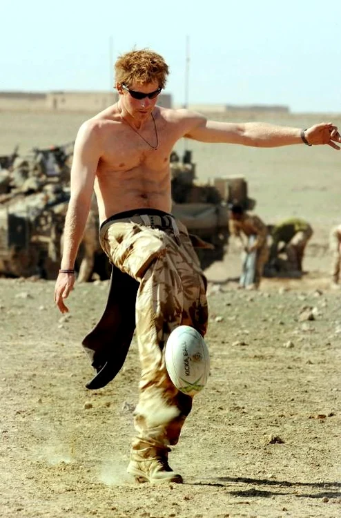 Prințul Harry și a dat tricoul jos pentru a juca rugby în anul 2008 jpeg