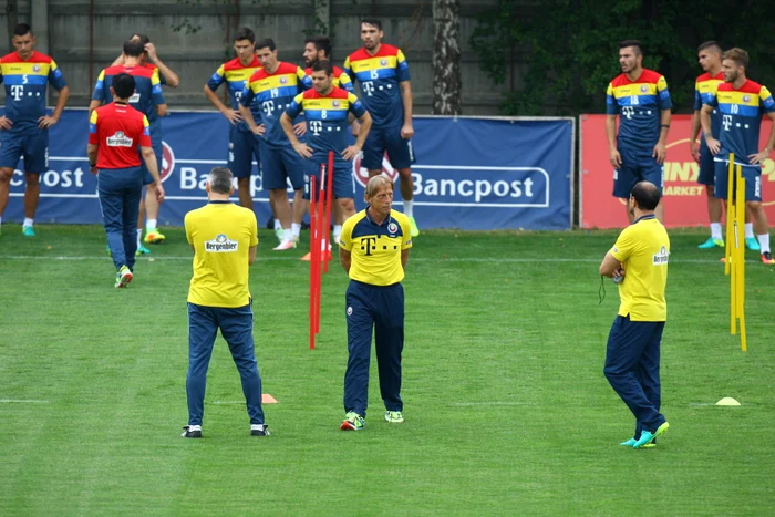 
    Fotbaliștii au făcut exerciții noi, față de obișnuitele ședințe de pregătire conduse de Iordănescufoto:david muntean  