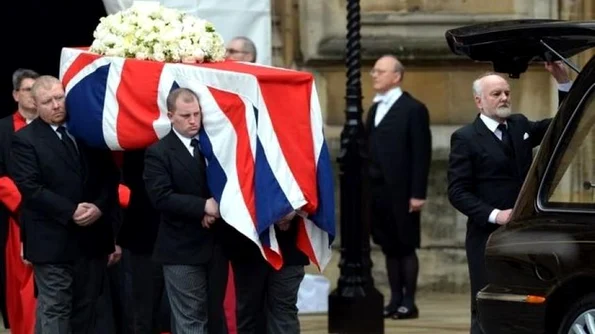 Înmormântarea "Doamnei de Fier"  Sicriul cu trupul neînsufleţit al lui Margaret Thatcher, transportat la catedrala St Paul jpeg