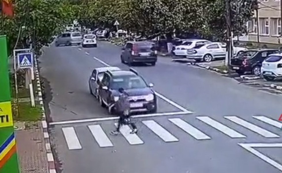 Mașină proiectată pe trecerea de pietoni. Oprise să dea prioritate, dar a fost lovită în spate VIDEO