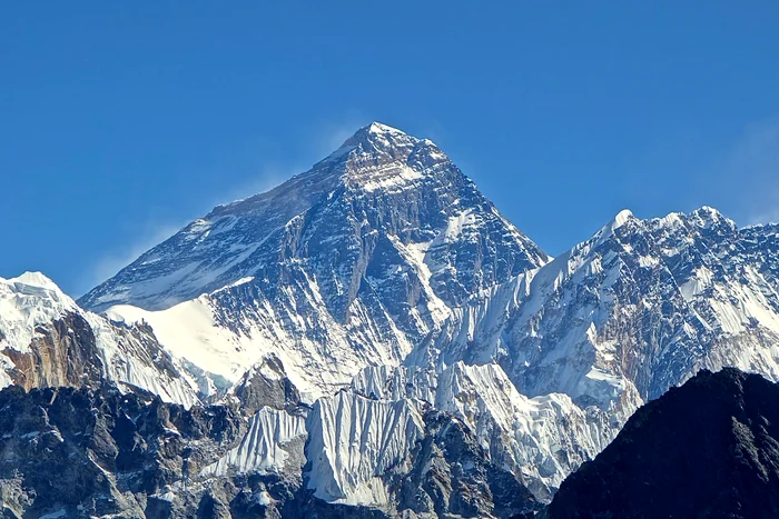 Pe Vârful Everest se înregistrează frecvent temperaturi foarte scăzute. Recordul este -45°C.