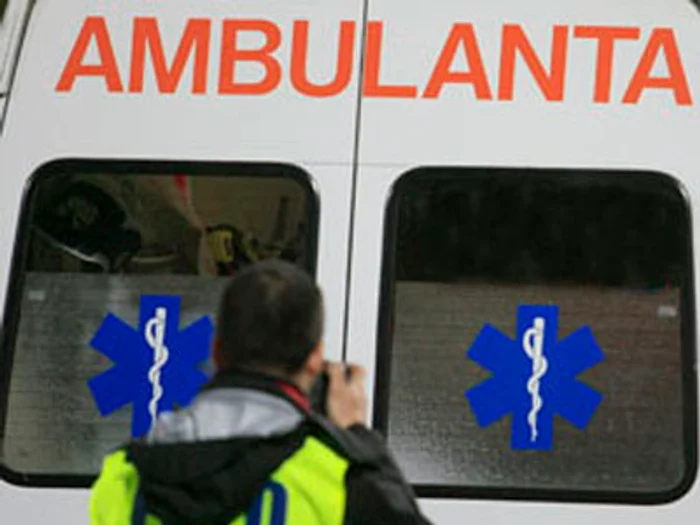 
    Cinci ambulanţe au fost trimise la faţa locului  